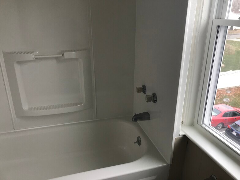 Building Photo - 5 Greystone Ave