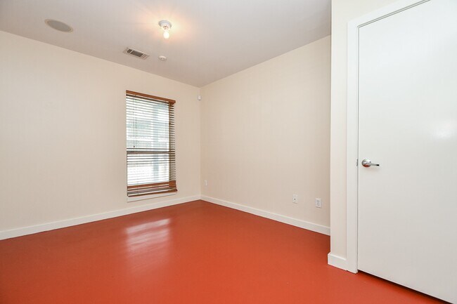 Building Photo - 824 Robin St