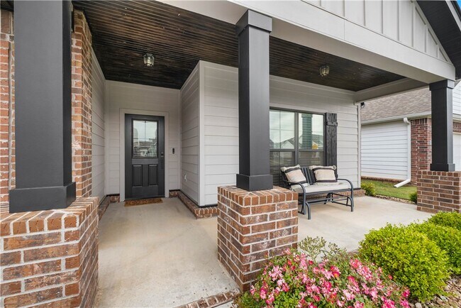 Building Photo - 2104 SW Huntwick Ave