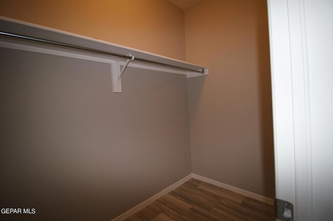 Building Photo - 517 Val Verde St