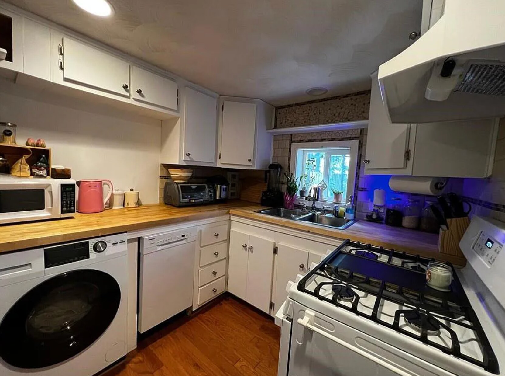 Building Photo - 88 Oxford Ave