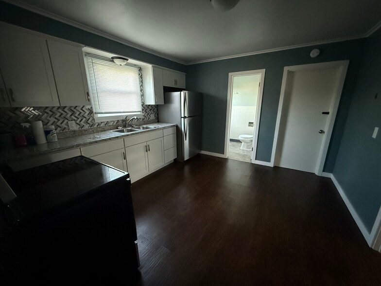 Primary Photo - 1035 Durfee Ave