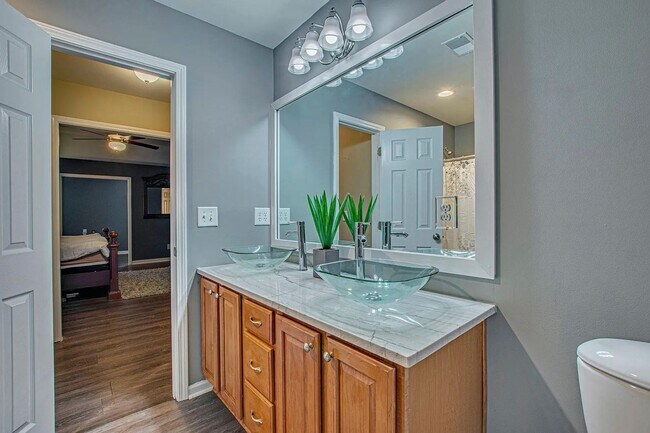 Building Photo - Comfort, Space & Convenience in Summerville