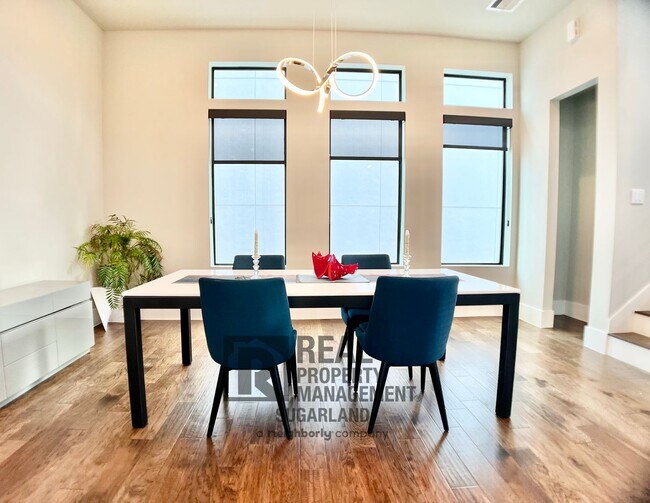 Building Photo - Luxurious Three Story Townhome!