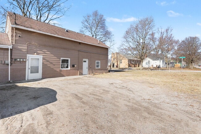 Building Photo - 2 Bedroom Rental Loft With Garage - $1150/Month