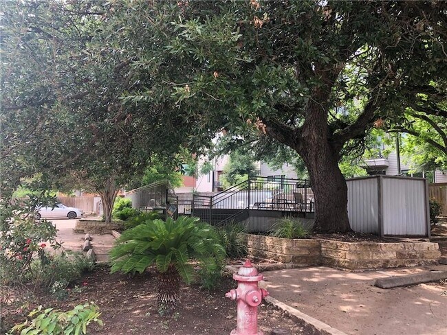 Building Photo - 3204 Menchaca Rd