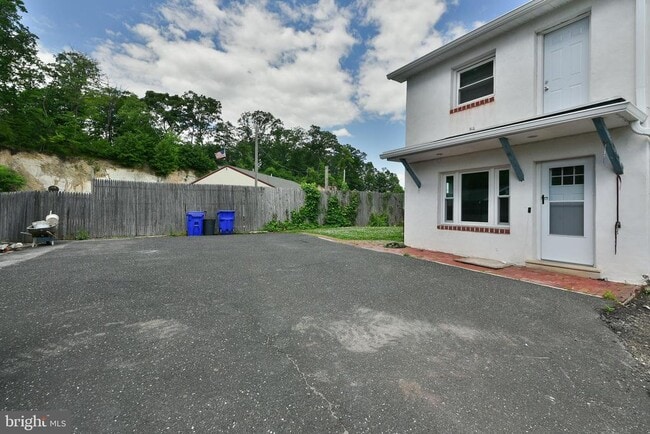 Building Photo - 422 Willow Grove Ave