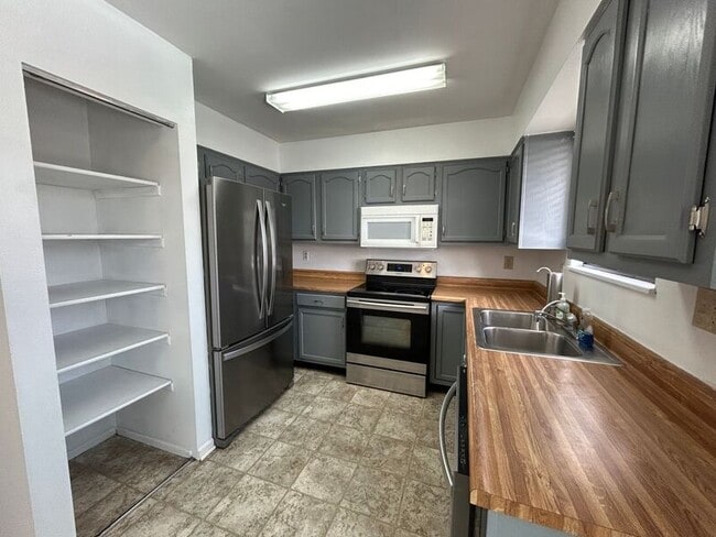 Building Photo - 6615 Brook Forest Dr