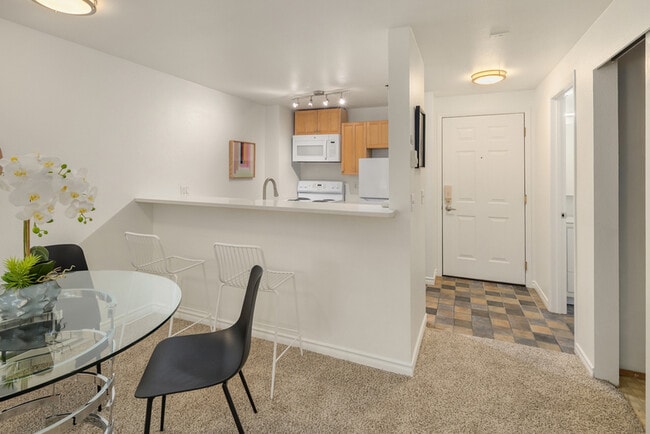 Building Photo - 1616 Summit Ave