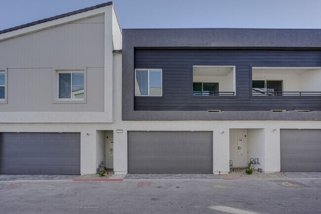 Building Photo - Modern Townhome Living in Henderson’s Historic Water District!
