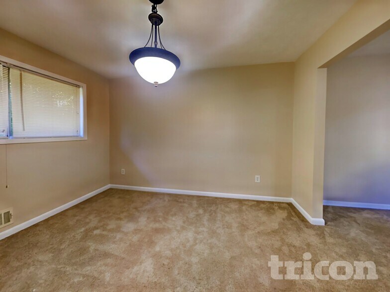 Building Photo - 543 Barbashela Cir