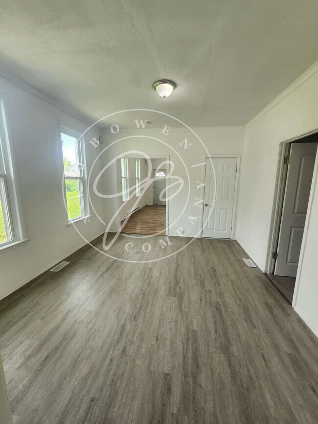 Building Photo - 4 bed with bonus room! So much space thoug...