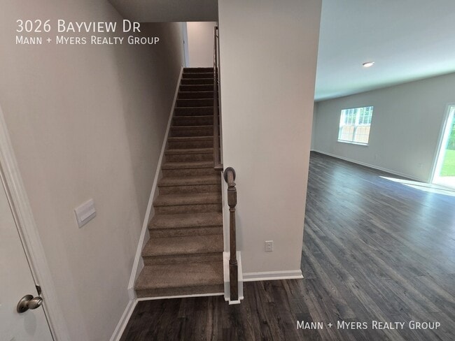 Building Photo - 3026 Bayview Dr