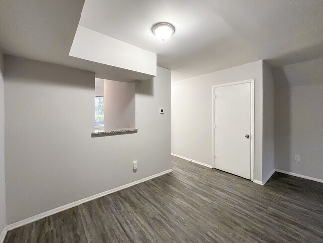Building Photo - COMING SOON! Charming 2-Bed, 1.5-Bath Retr...