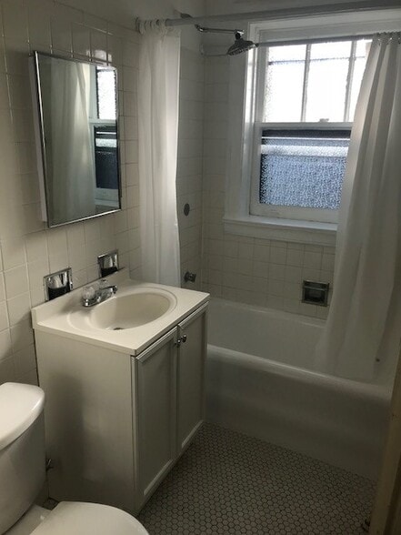 Building Photo - 534 Hinman Ave