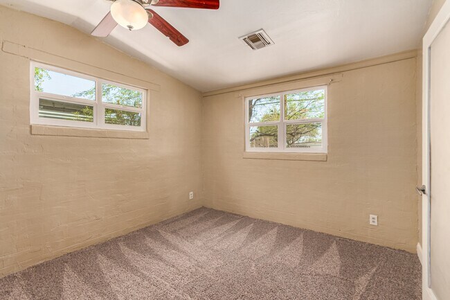 Building Photo - 350 E Kelso St