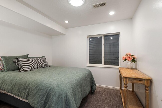 Building Photo - 2521 Apricot Pl
