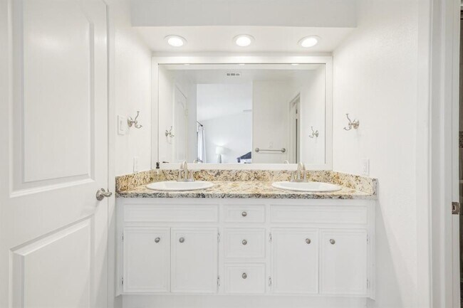 Building Photo - 2201 Lakeway Blvd