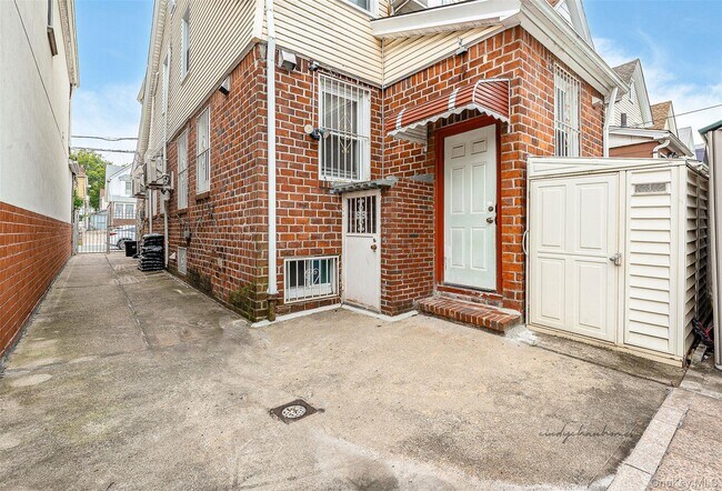 Building Photo - 68-39 Kessel St