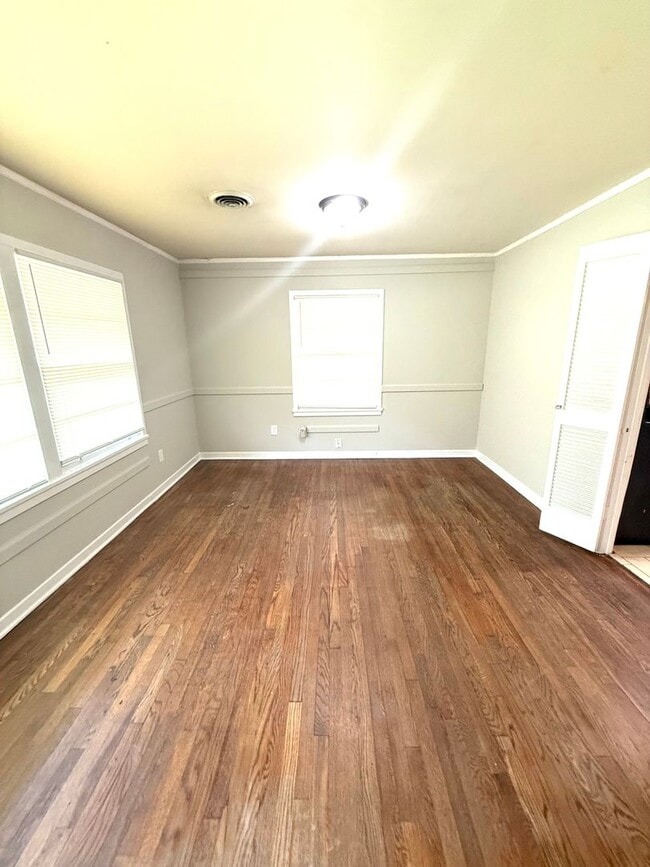 Building Photo - ** 3 bed 1 bath located in Forest Hills **...