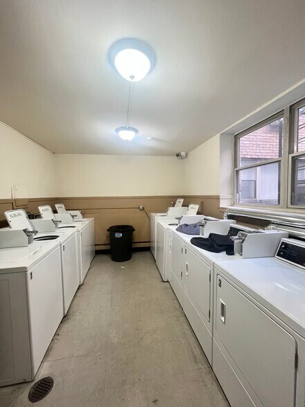 Building Photo - 3732 N Pine Grove Ave