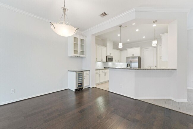 Building Photo - Exquisite 2-Story Home in a Prime Location...