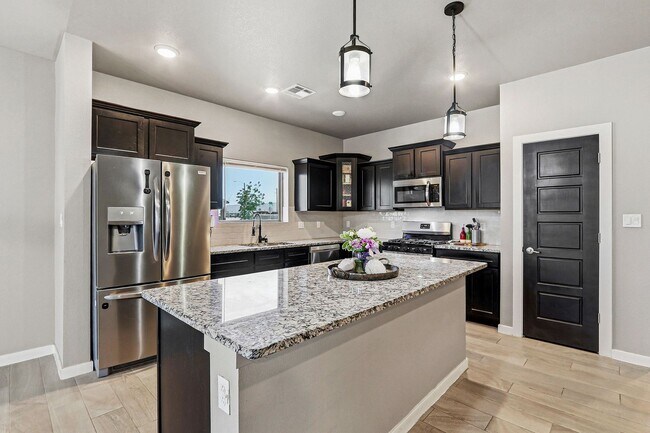 Building Photo - BEAUTIFUL FAR EAST HOME RIGHT OFF I-10, PET FRIENDLY WITH NO BREED RESTRICTIONS