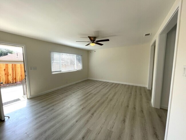 Building Photo - 1518 El Sereno Ave