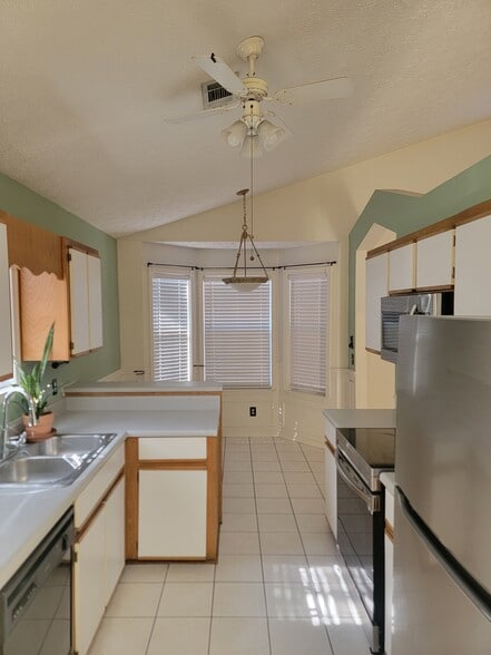 Kitchen - 137 Marsh Edge Ln