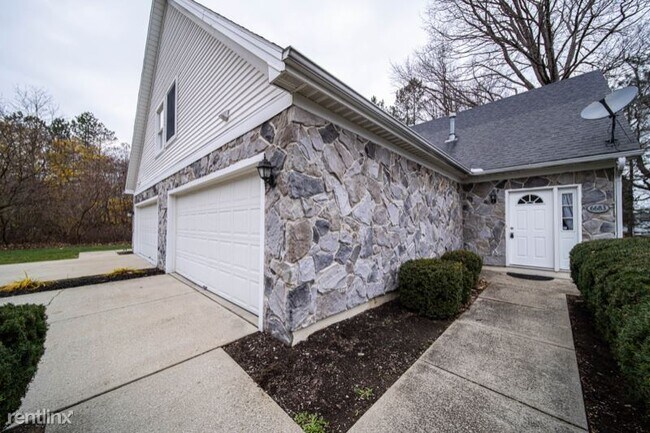 Building Photo - 6683 Courtyard Dr