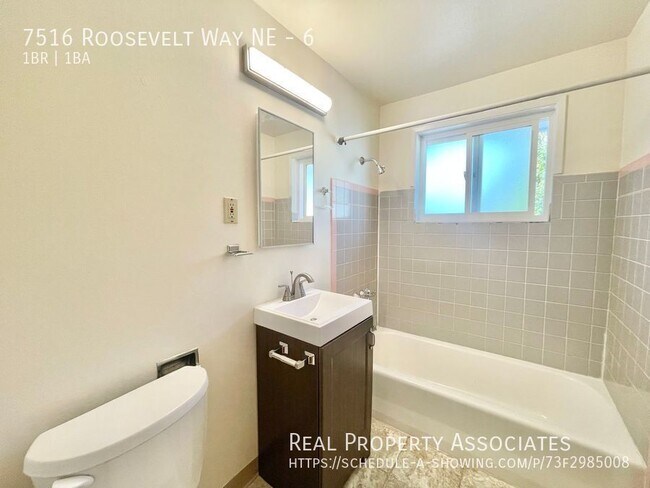 Building Photo - 7516 Roosevelt Way NE