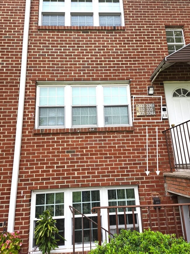 Building Photo - Updated and spacious garden (ground) floor apartment with 2-bedrooms & 1 full bathroom