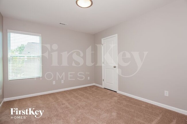 Building Photo - 8120 Dumphries Dr