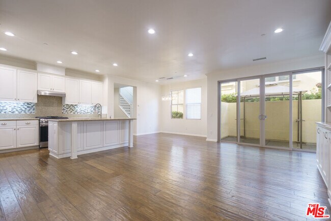 Building Photo - 73 City Stroll