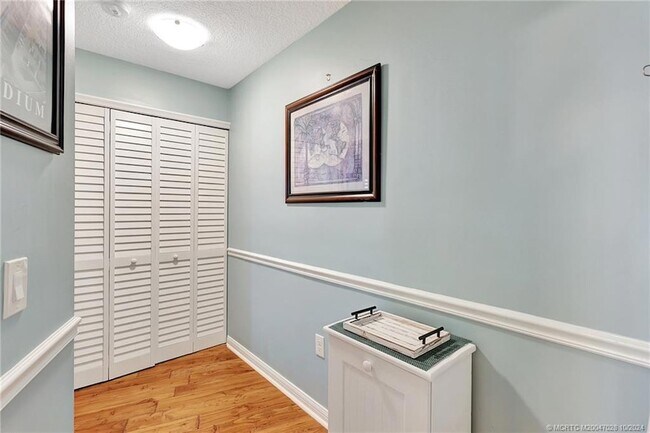 Building Photo - 150 SE Four Winds Dr