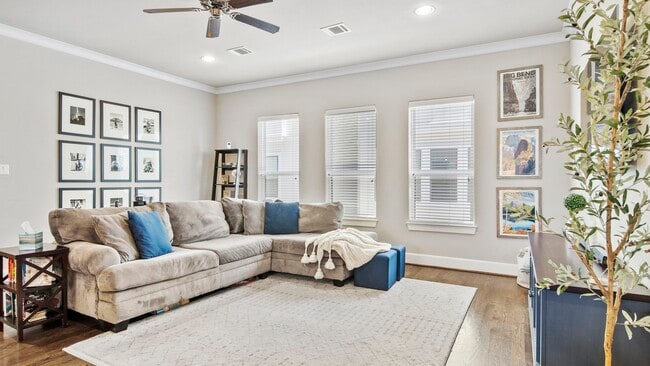 Building Photo - 833 Wakefield Dr