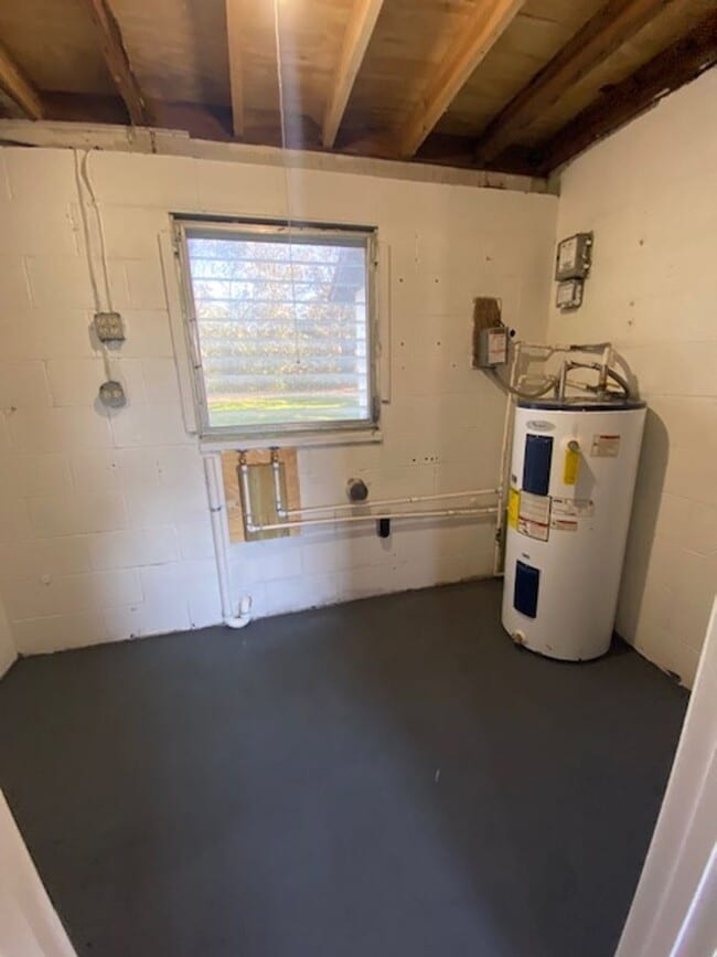 Building Photo - 2 Bed 1 Bath Home | Pet Friendly with Fenced Yard | Washer Dryer Hook Ups | Section 8 Welcome