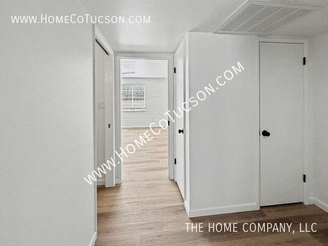 Building Photo - 413 W Pso Solana