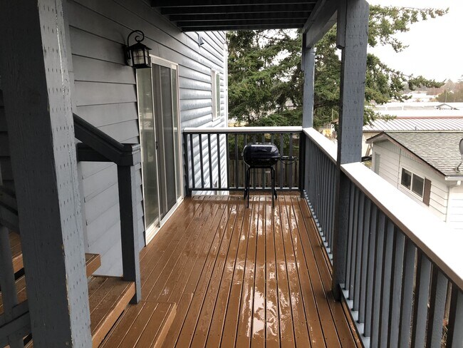 Building Photo - Modern and spacious 2 bedroom condo with bonus room!