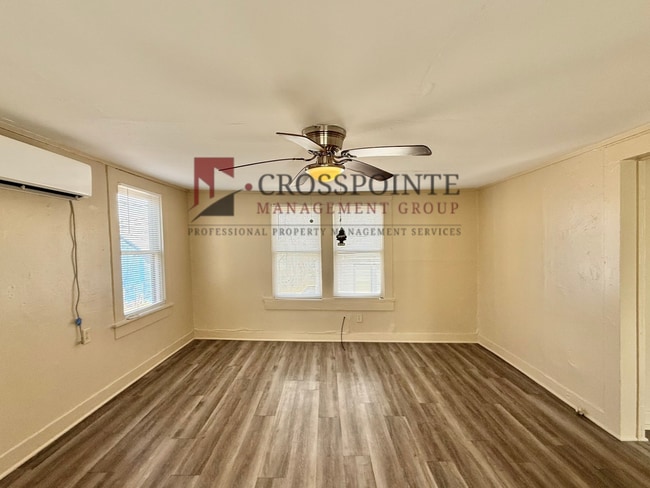 Building Photo - Bow St Triplex