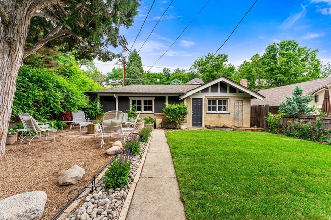 Building Photo - LOCATION LOCATION!! Stunning home located ...