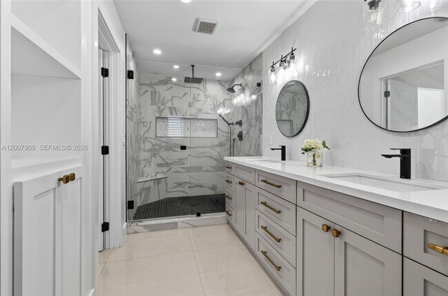 Building Photo - 4865 SW 94th Ave