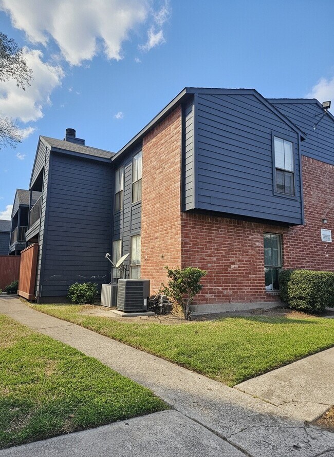 Building Photo - 13480 S Thorntree Dr