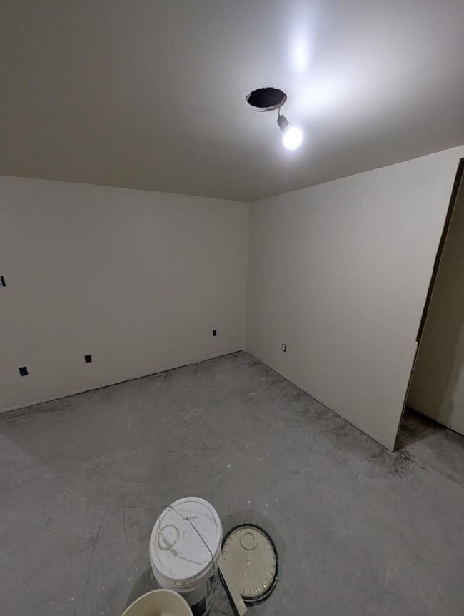 Building Photo - 136 Whitestown Rd