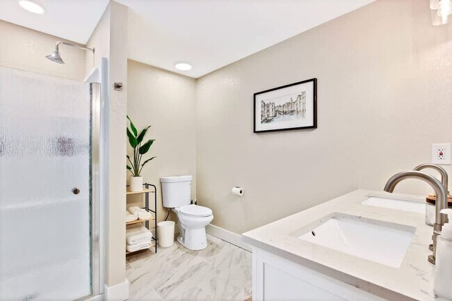 Building Photo - 1215 E Cerramar Ct