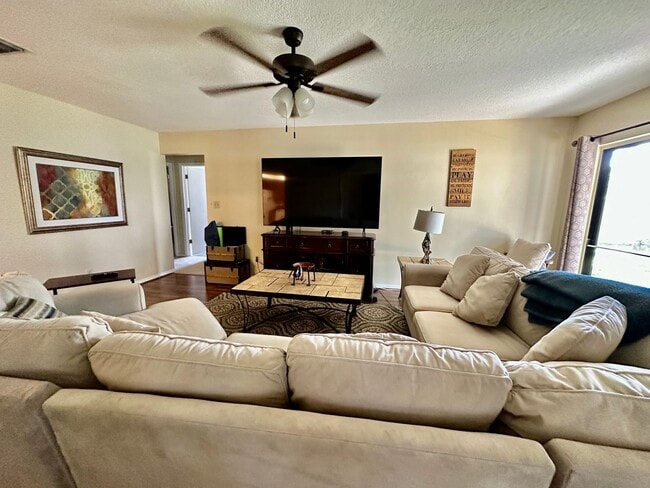 Building Photo - Perfect 3 bed 2 bath with huge fenced back...