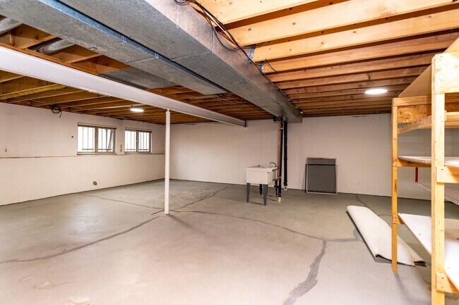 Building Photo - Spacious & Bright Broadmoor Townhome with Covered Deck!