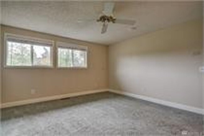 Building Photo - Fantastic 3 bedroom Home Now offering $200...