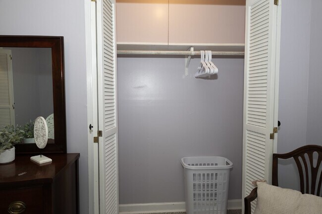 Building Photo - Spacious Stay for Crews | 4BR + Parking + ...