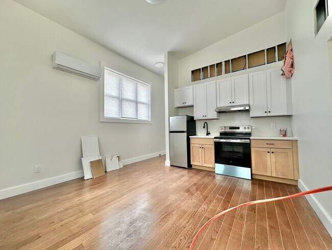 Building Photo - 402 Crown St